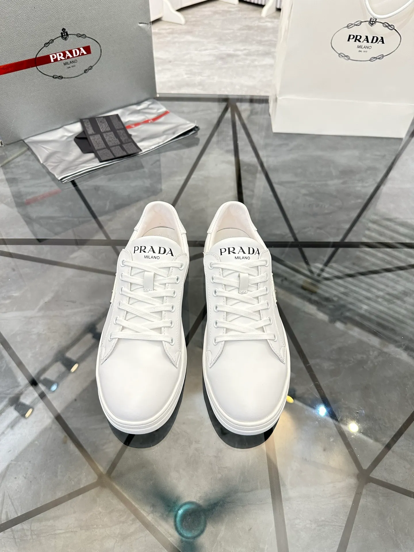 Men's shoes for sale 💰: 💰P540¥ High-end top quality Product trademark: Prada *"Prada*" low-top casual shoes Regular size: 38-45 (can be customized to 46) Product materials: imported first-layer cowhide for the upper, water-dyed cowhide lining, cowhide feet, original outsole. No.: 001